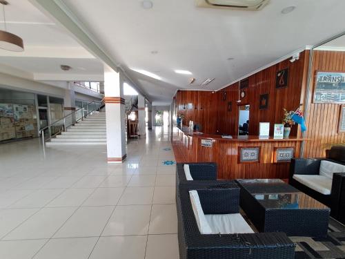 um átrio com cadeiras e uma mesa num edifício em Trans International Hotel em Nadi