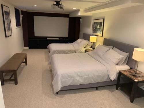 Habitación de hotel con 2 camas y TV de pantalla plana. en Jimmy B&B en Surrey