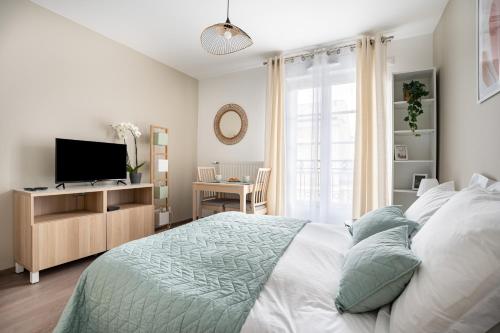 A bed or beds in a room at Liz Appart – Magnifique studio au pied de Disney et Val d’Europe