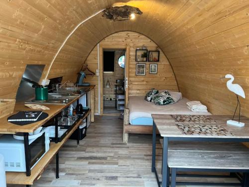 - une chambre avec un lit et une table dans l'établissement La cabane de l'étang, à Kerprich-aux-Bois