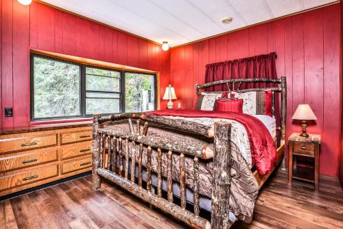 1 dormitorio con cama de madera y paredes rojas en Tranquility Base, en Rhinelander