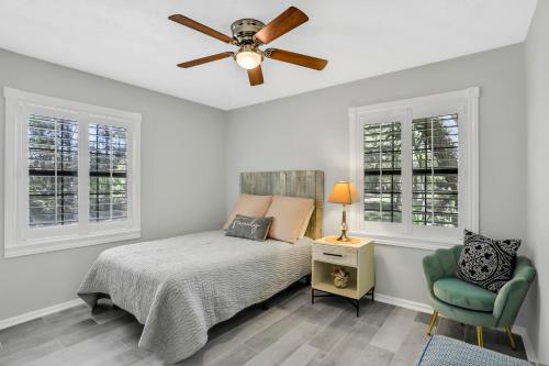 een slaapkamer met een bed en een plafondventilator bij 4636 Whimbrel Lane in Fernandina Beach