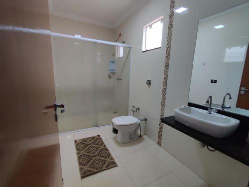 uma casa de banho com um lavatório, um WC e um chuveiro em Residencia Cidade Verde 14 em Maringá