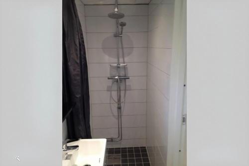uma casa de banho com um chuveiro, um WC e um lavatório. em Sjöstugan, Solviken em Rockneby