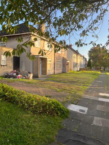una fila de casas en una calle con césped en 'Melrose' at stayBOOM en Lancaster