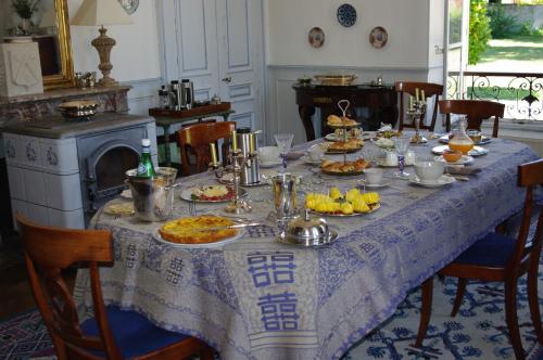 a table with food on it in a kitchen at Château de Pommeuse in Pommeuse