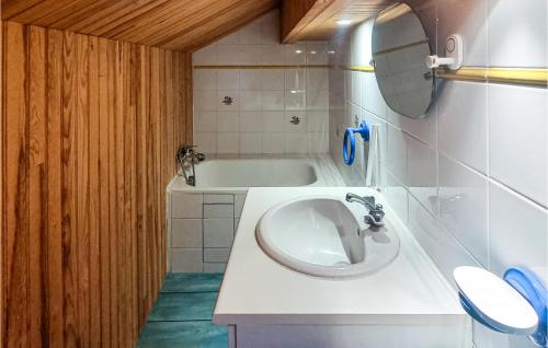 Koupelna v ubytování 4 Bedroom Stunning Home In Fouras