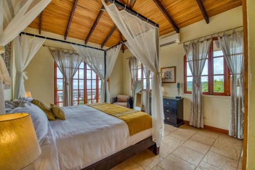 Ein Bett oder Betten in einem Zimmer der Unterkunft El Castillo Luxury Boutique Hotel-