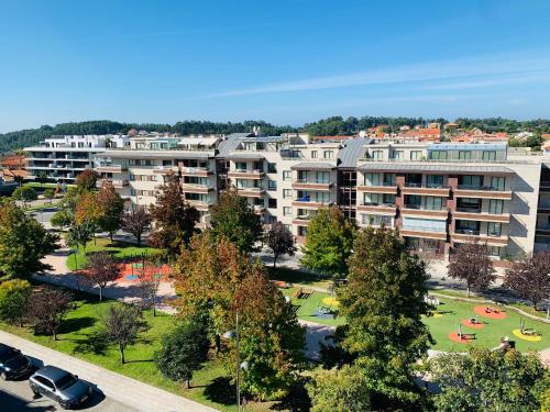 uma vista aérea de um complexo de apartamentos com um parque em APARTAMENTOS DE CANELAS SUITES con AMPLIAS TERRAZAS no Portonovo