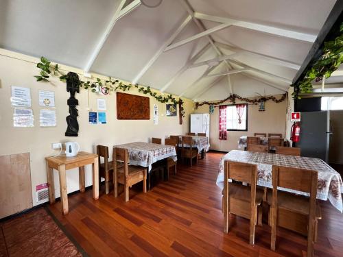 a dining room with tables and chairs in it at Camping Hostal Tipanie Moana Aeropuerto Centro in Hanga Roa