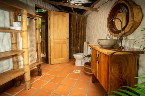 Ein Badezimmer in der Unterkunft Rio Hostel Buritaca