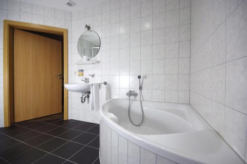 Ένα μπάνιο στο Hotel am Holzhafen