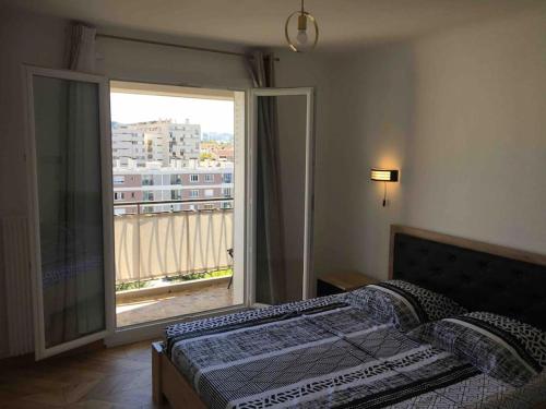 um quarto com 2 camas e uma grande janela em St Vélodrome 3 chambres parking 8 couchages neuf em Marselha