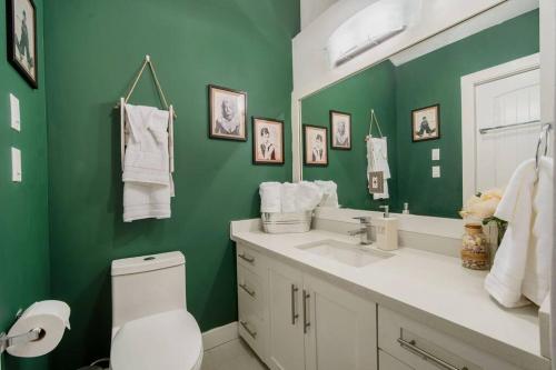 King Garden Suite/20 mins to Dwntwn Vancouvr/PetOk في نورث فانكوفر: حمام أخضر مع مرحاض ومغسلة