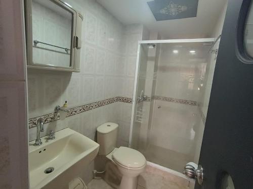 een badkamer met een douche, een toilet en een wastafel bij Hermoso apartamento al norte de Armenia in Armenia