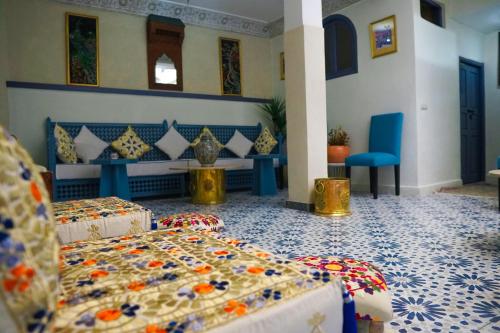 two beds in a room with blue and white walls at Winarouze house in Marrakech