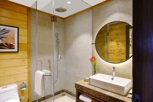 uma casa de banho com um lavatório e um chuveiro em Radisson Blu Resort Dharamshala em Dharamshala