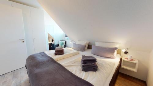 a bedroom with two beds with towels on them at Neehuus Wohnung 5 in Borkum