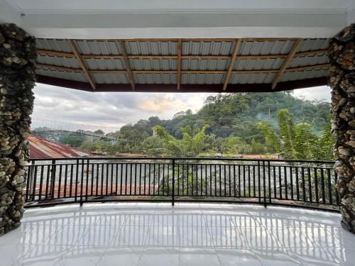 Ein Balkon oder eine Terrasse in der Unterkunft Wijaya Guest House Bukit Lawang