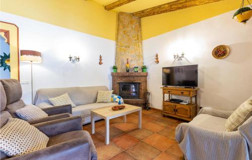 TV a/nebo společenská místnost v ubytování Stunning Home In Nerja With Wifi