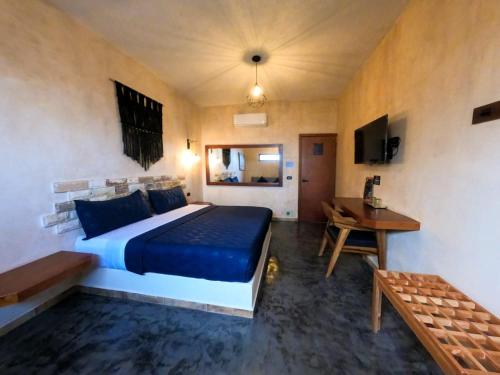 a bedroom with a king sized bed and a desk at relax hotelito in Cárdenas