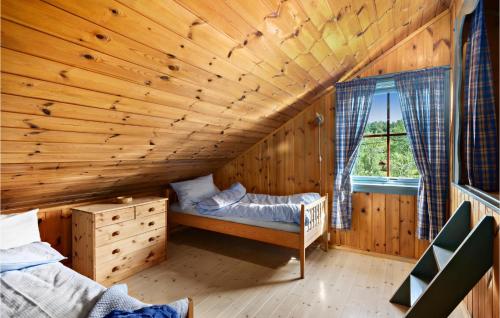 Stunning Home In Norheimsund With House A Mountain View في نورهايمسوند: غرفة نوم بسرير في غرفة خشبية