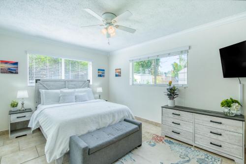 um quarto com uma cama e uma ventoinha de tecto em Casa Contenta em Fort Lauderdale