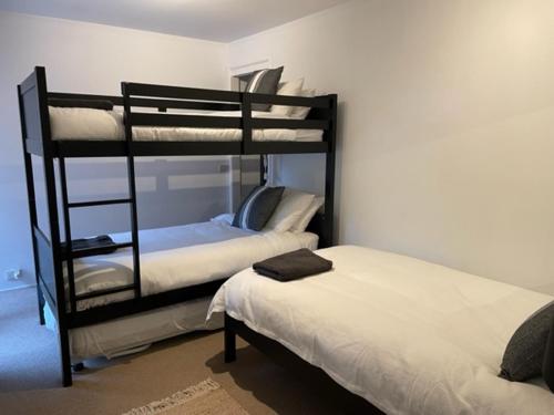 een kamer met 2 stapelbedden en een bed bij Jervis Bay Beachfront in Vincentia