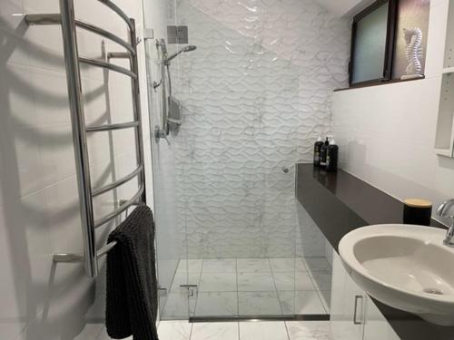 een badkamer met een douche en een wastafel bij Jervis Bay Beachfront in Vincentia
