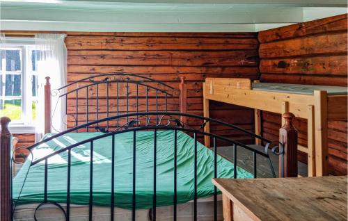 Tempat tidur susun dalam kamar di Amazing Home In Bjelland With House A Panoramic View