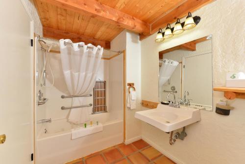 The Boulder Creek Lodge tesisinde bir banyo