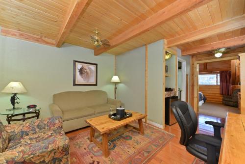 Χώρος καθιστικού στο The Boulder Creek Lodge