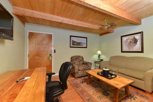 Χώρος καθιστικού στο The Boulder Creek Lodge