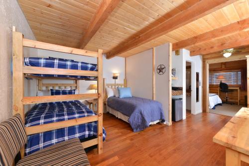 Ένα ή περισσότερα κρεβάτια σε δωμάτιο στο The Boulder Creek Lodge
