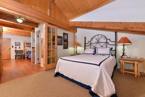 Tempat tidur dalam kamar di The Boulder Creek Lodge