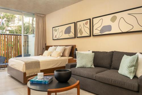 sala de estar con cama y sofá en Studio Amazing for 4 Casa Azul, en Tulum
