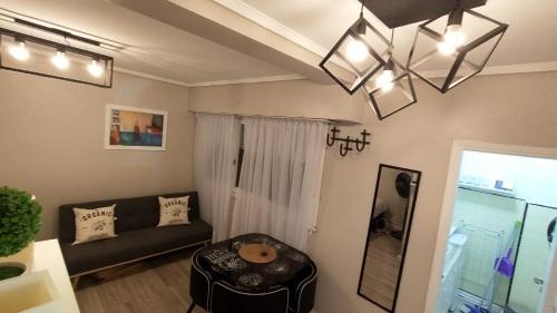 ein Wohnzimmer mit Sofa und Tisch in der Unterkunft Monoambiente Falucho al 1500 - Centro - in Mar del Plata
