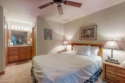 um quarto com uma cama grande e uma casa de banho em Lodge at Steamboat A207 em Steamboat Springs