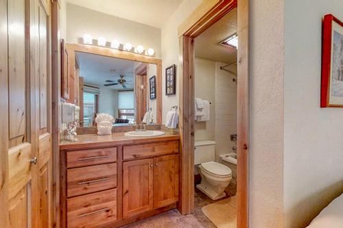 uma casa de banho com um lavatório, um WC e um espelho. em Lodge at Steamboat A207 em Steamboat Springs