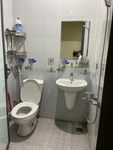 a bathroom with a toilet and a sink at 846B50 BÌNH GIÃ in Vung Tau