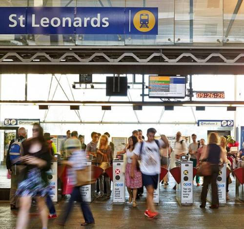 uma multidão de pessoas andando em uma estação de metrô em Beautiful one bedroom apartment in St Leonards-ATC62209 em Sydney