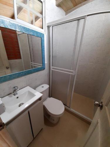 Bilik mandi di Hostal Bralgijon Capurganá