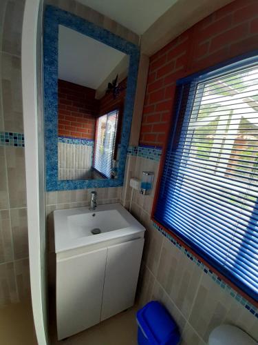 Bilik mandi di Hostal Bralgijon Capurganá