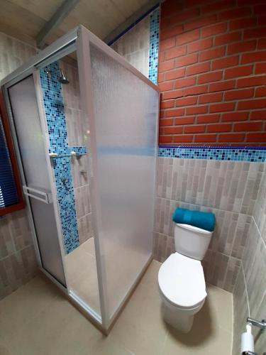 Bilik mandi di Hostal Bralgijon Capurganá