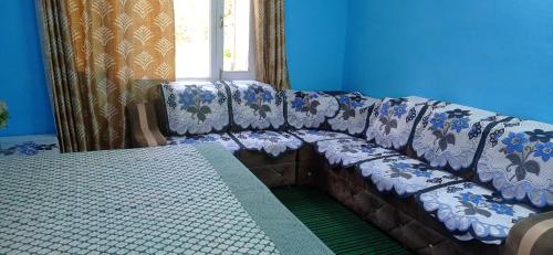 - un canapé dans une pièce avec fenêtre dans l'établissement THE BLISS HOME STAY, à Kalpa