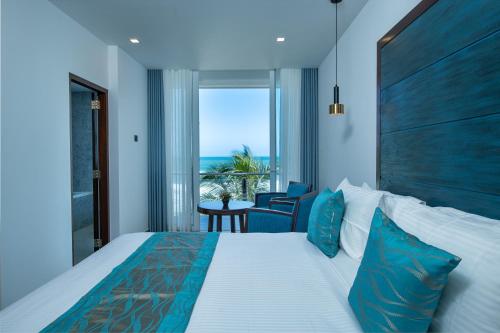 Un pat sau paturi într-o cameră la Grand Samudra Hotel