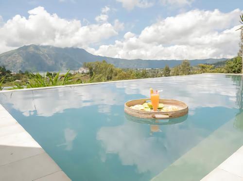 Nespecifikovaný výhled na hory nebo výhled na hory při pohledu z chaty