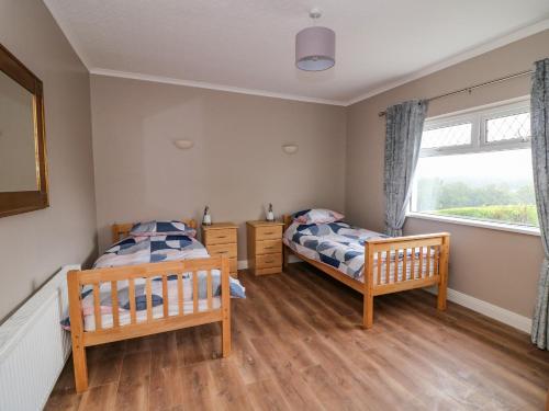 A bed or beds in a room at Rockwood Cottage