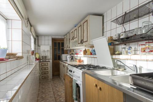 uma cozinha com um lavatório e um fogão forno superior em Domek Pod Reglami em Zakopane