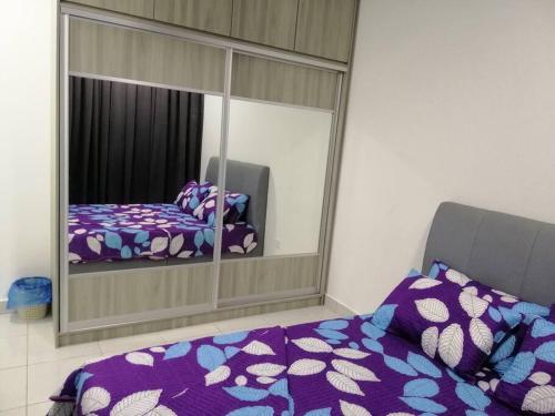 ein Schlafzimmer mit einem Spiegel und einem Bett davor in der Unterkunft H&H Lovely Homestay in Nilai (Residensi Lili) in Nilai